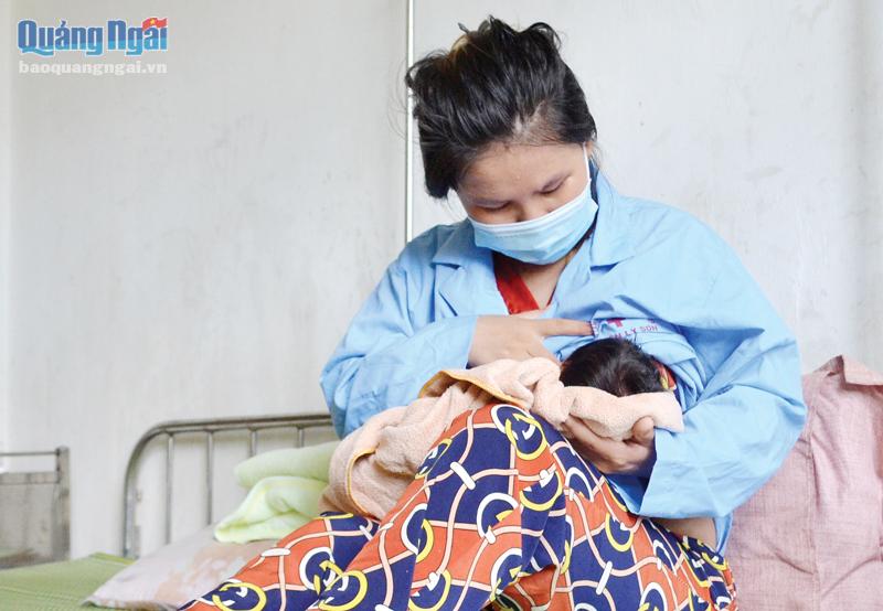 Chị Phan Thị Thanh, ở thôn Tây An Vĩnh (Lý Sơn) chăm sóc con tại Trung tâm Y tế Quân dân y kết hợp huyện Lý Sơn. 