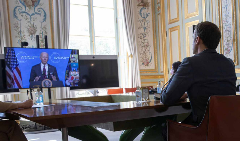 Tổng thống Pháp Emmanuel Macron trong cuộc hội đàm trực tuyến với Tổng thống Mỹ Joe Biden ngày 22/9. (Ảnh: Reuters)
