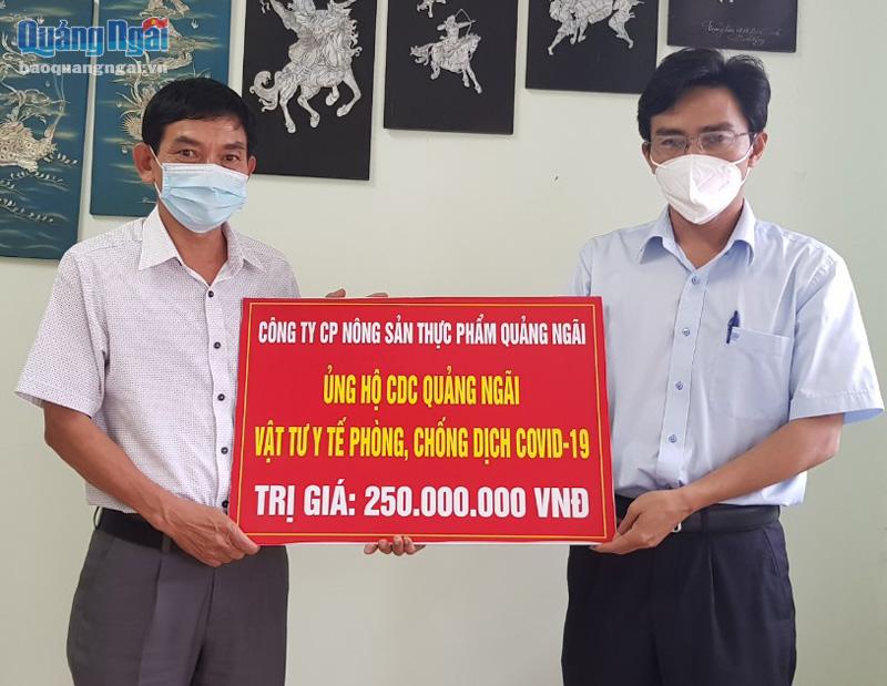 Bí thư Đảng ủy, Tổng Giám đốc Công ty CP Nông sản thực phẩm Quảng Ngãi Trần Ngọc Hải trao bảng tượng trưng cho CDC Quảng Ngãi.