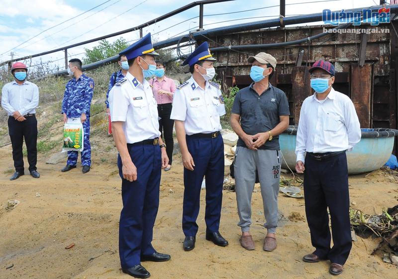 Lãnh đạo Vùng Cảnh sát biển 2 và Ban Dân vận Tỉnh ủy thăm hỏi và tặng quà cho ngư dân xã Nghĩa An (TP.Quảng Ngãi) trong tháng 7 vừa qua.
