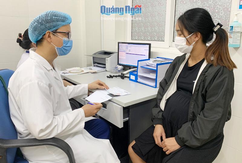 Bác sĩ Đỗ Văn Hiệp, Bệnh viện Sản - Nhi tỉnh, tư vấn, khám sàng lọc cho phụ nữ mang thai trước khi tiêm vắc xin phòng Covid-19. 