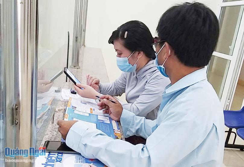 Nhân viên BHXH huyện Lý Sơn hướng dẫn người dân cài đặt ứng dụng VssID - BHXH số. 
