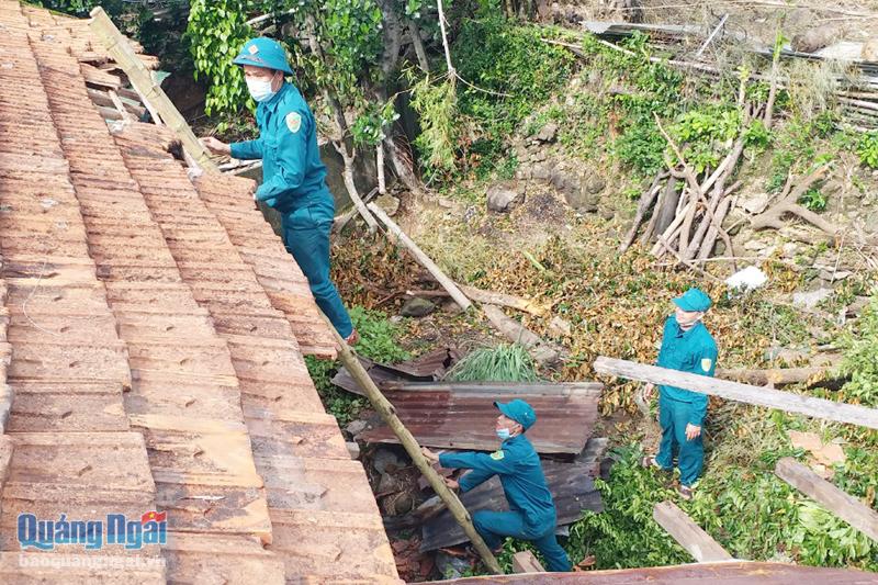 Lực lượng dân quân tự vệ huyện Bình Sơn giúp người dân khắc phục hậu quả của bão số 6.      Ảnh: ĐỨC MINH