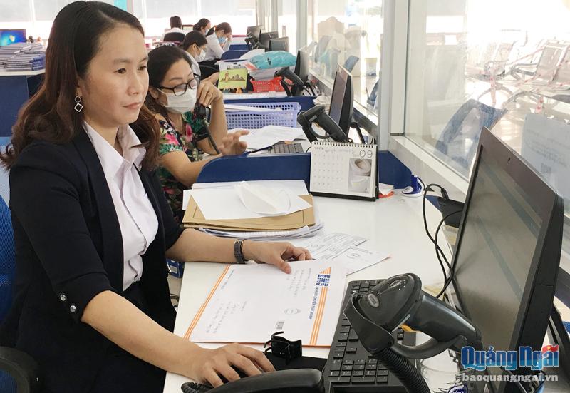 Chị Bùi Thị Quỳnh Anh luôn nhiệt tình, trách nhiệm trong giải quyết thủ tục hành chính cho công dân.