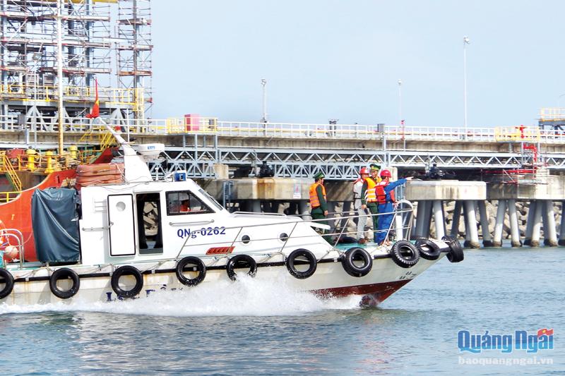Bộ đội Biên phòng tỉnh phối hợp tuần tra chống buôn lậu, gian lận thương mại tại Cửa khẩu cảng Dung Quất. Ảnh: VĂN TÁNH
