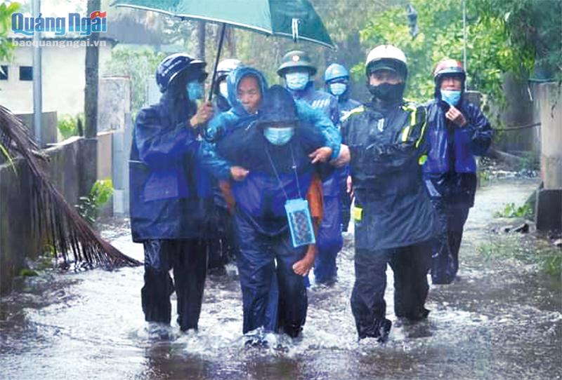 Lực lượng vũ trang huyện Bình Sơn đưa người dân đến nơi an toàn trong cơn bão số 5 vừa qua.  Ảnh: ĐỨC MINH