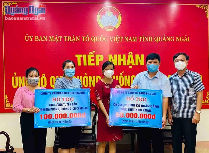 Phó Chủ tịch Ủy ban MTTQ Việt Nam tỉnh Bùi Đức Thọ tiếp nhận kinh phí từ 