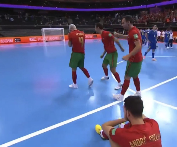 Các cầu thủ Bồ Đào Nha xúc động khi giành quyền vào chung kết gặp Argentina - Ảnh: Getty Images