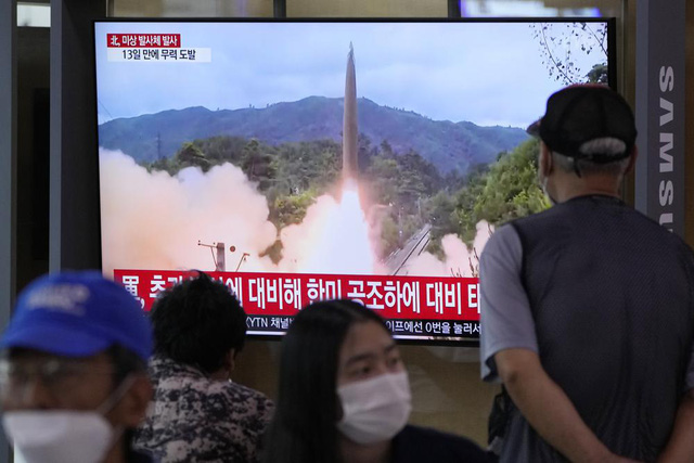 Người dân xem tin về vụ phóng tên lửa của Triều Tiên trong một chương trình thời sự tại Ga tàu Seoul ở Seoul, Hàn Quốc ngày 28/9. (Ảnh: AP)