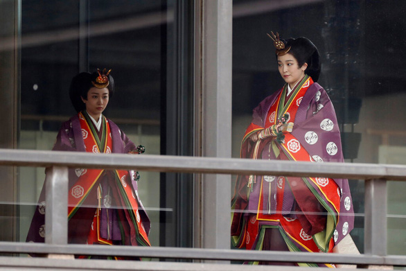 Công chúa Mako (phải) từ bỏ các tước hiệu và của hồi môn để kết hôn với bạn trai là một thường dân - Ảnh: AFP