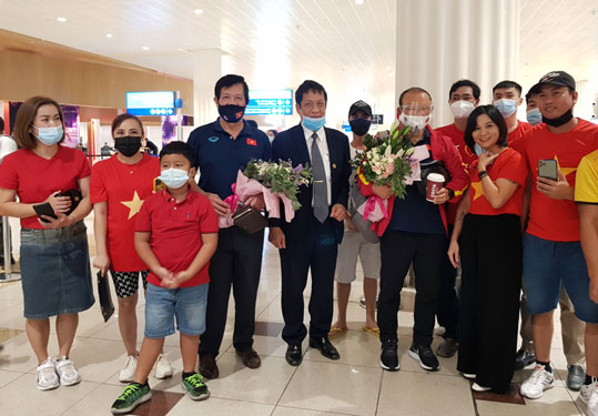 Đại sứ Nguyễn Mạnh Tuấn cùng khán giả hâm mộ tại UAE tặng hoa chào mừng HLV Park Hang-seo. Ảnh: VFF