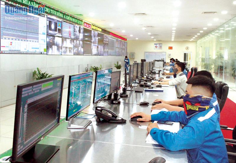 Vận hành hệ thống điều khiển sản xuất tại Công ty CP Thép Hòa Phát Dung Quất. 