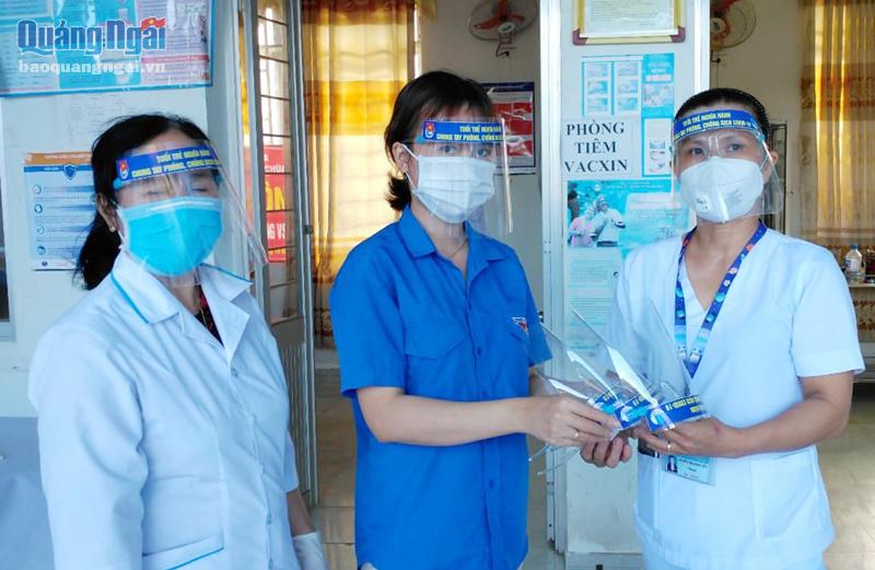Đoàn viên, thanh niên huyện Nghĩa Hành tặng kính chống giọt bắn cho y, bác sĩ Trạm Y tế thị trấn Chợ Chùa.          Ảnh: NGỌC DIỆU