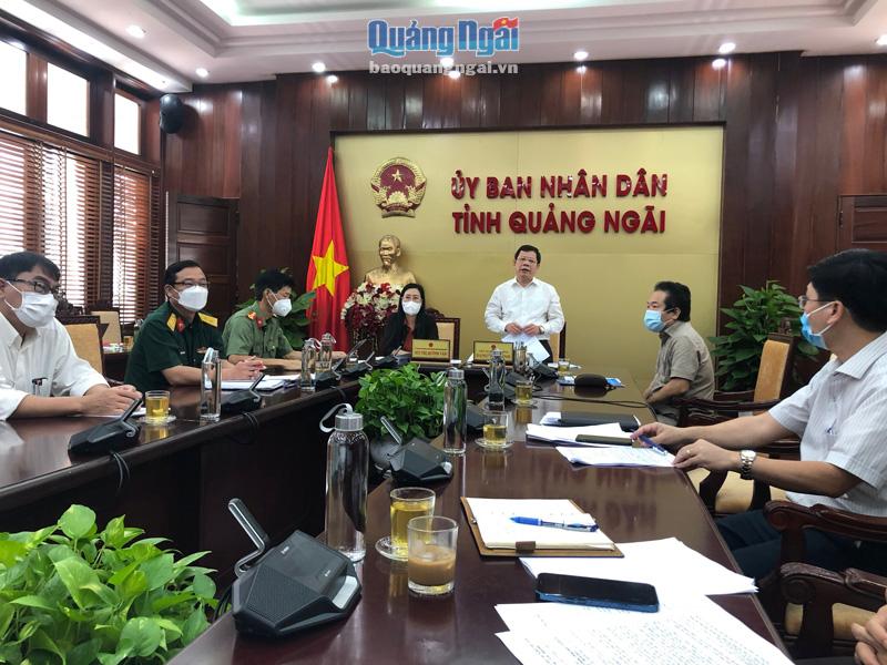 Chủ tịch UBND tỉnh Đặng Văn Minh báo cáo với Thủ tướng Chính phủ Phạm Minh Chính về tình hình chống dịch trên địa bàn Quảng Ngãi
