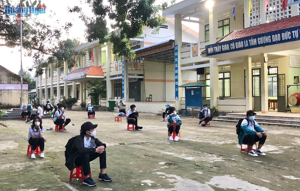 Các học sinh cùng lớp với F0 ở Trường THCS Minh Thạnh (Mộ Đức) đã được giữ lại trường để lấy mẫu xét nghiệm và cách ly tập trung