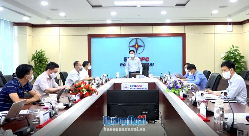 Hội đồng Giám khảo thực hiện việc đánh giá, chấm điểm các giải pháp dự thi tại Công ty Điện lực Quảng Ngãi.