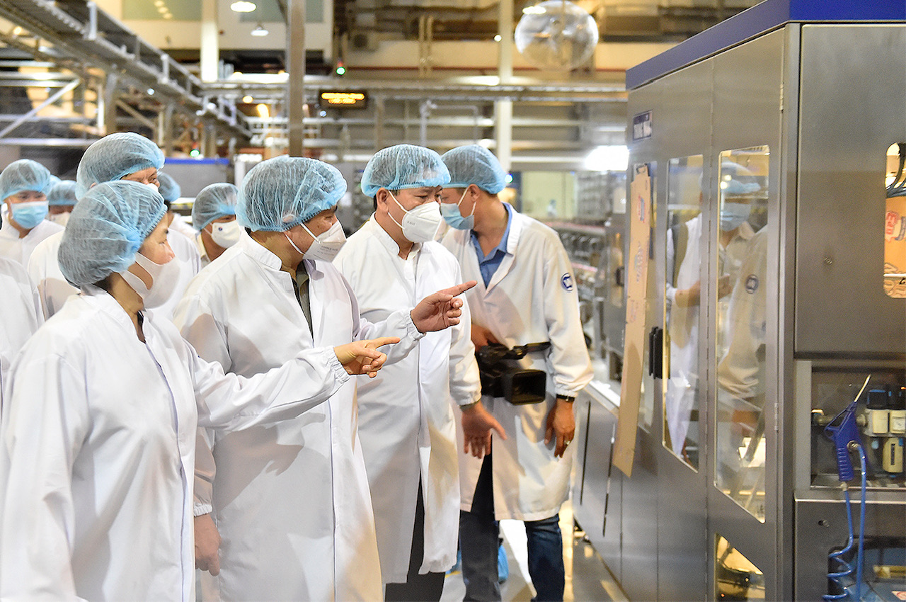 Thủ tướng Chính phủ Phạm Minh Chính thăm cơ sở sản xuất của Công ty Sữa Vinamilk tại khu công nghiệp Mỹ Phước, tỉnh Bình Dương.