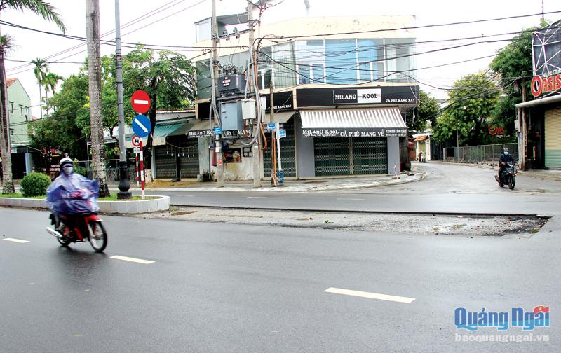 Nút giao Phan Bội Châu - Mạc Đĩnh Chi (TP.Quảng Ngãi) sau nhiều tháng thi công vẫn chưa xong, gây nguy hiểm cho người đi đường.