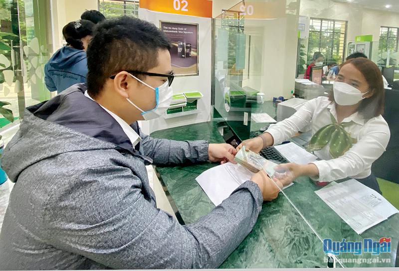 Giải ngân cho cán bộ, nhân viên y tế vay tiêu dùng tại Phòng Giao dịch Vietcombank Bình Sơn. 
