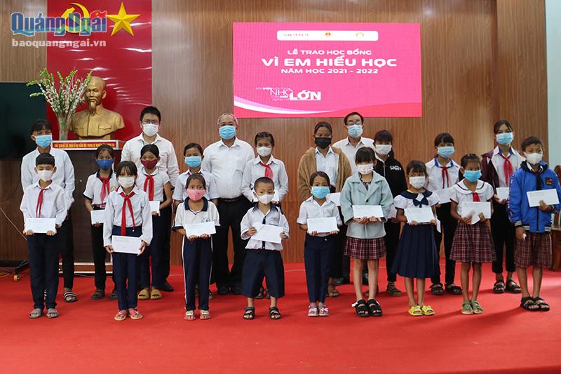 Trao học bổng cho học sinh nghèo ở huyện Ba Tơ