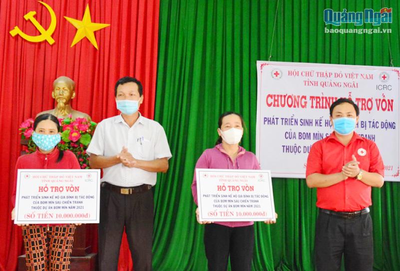Lãnh đạo Hội Chữ thập đỏ tỉnh và huyện Sơn Tịnh trao hỗ trợ cho người dân. 