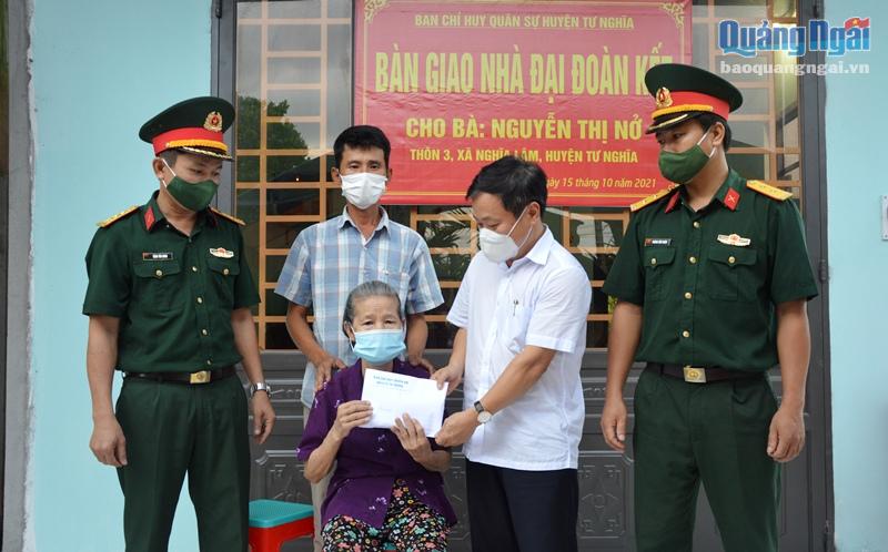 Lãn đạo huyện và Ban CHQS huyện Tư Nghĩa trao nhà Đại đoàn kết cho bà Nguyễn Thị Nở