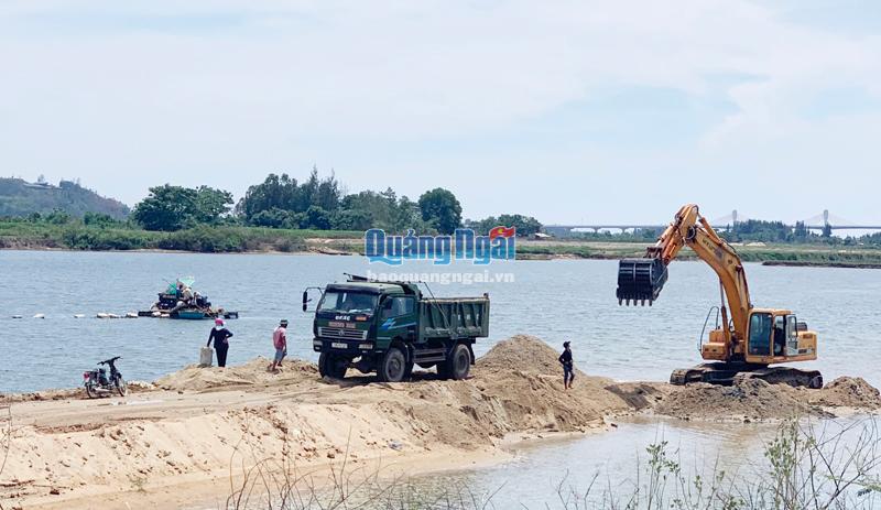 Khai thác cát trái phép trên sông Trà Khúc đoạn qua xã Nghĩa Dũng (TP.Quảng Ngãi). (Ảnh chụp đầu tháng 10/2021)