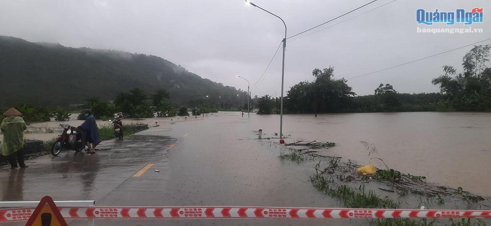 Ngập trên Quốc lộ 24B, đoạn cầu Tam Hân, xã Tịnh Bắc, huyện Sơn Tịnh. Lực lượng chức năng đã cảnh báo nguy hiểm cho người đi đường.