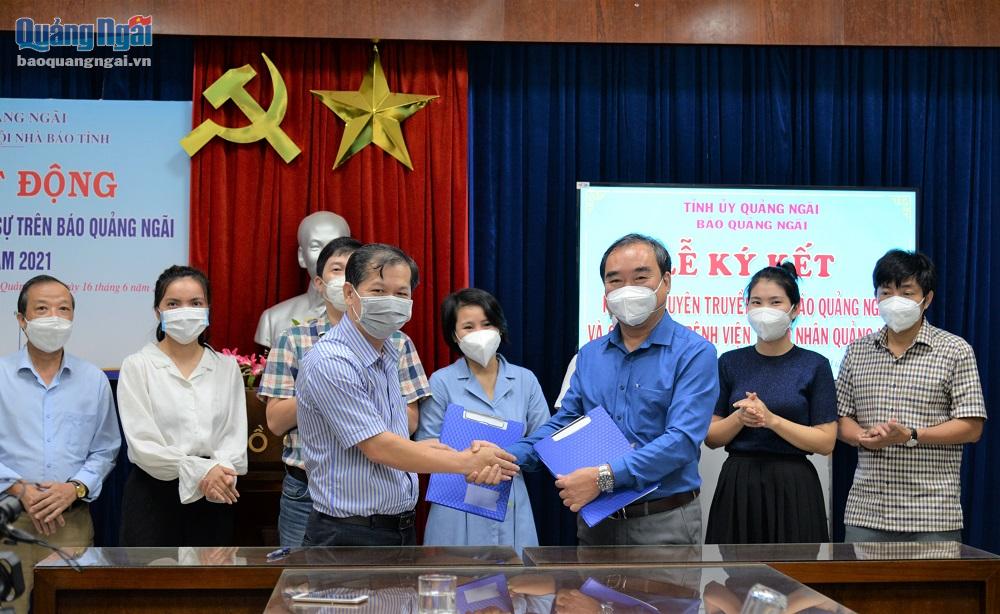 Lãnh đạo Báo Quảng Ngãi và Công ty CP Bệnh viện Thiện Nhân Quảng Ngãi hoàn thành nghi lễ ký kết hợp tác truyền thông