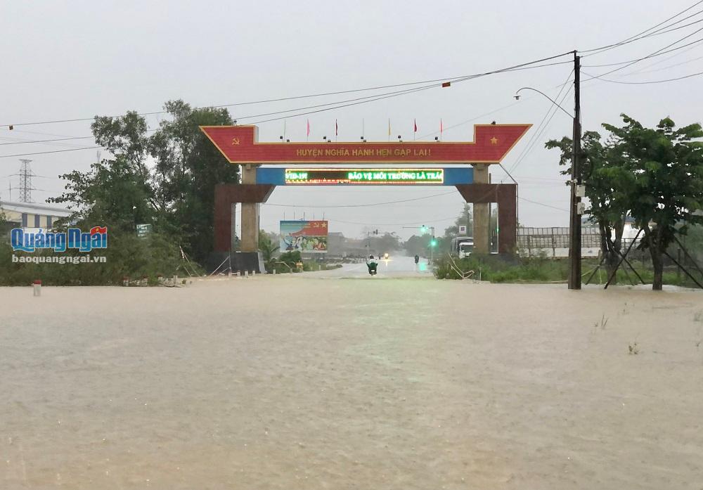 Khu vực cổng chào ở cửa ngõ lên huyện Nghĩa Hành đang bị nước lũ bao vây
