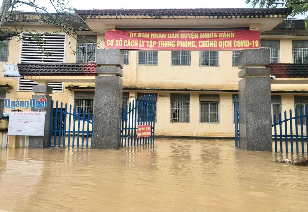 Nhiều cơ sở cách ly tập trung trên địa bàn huyện Nghĩa Hành cũng bị ngập lụt