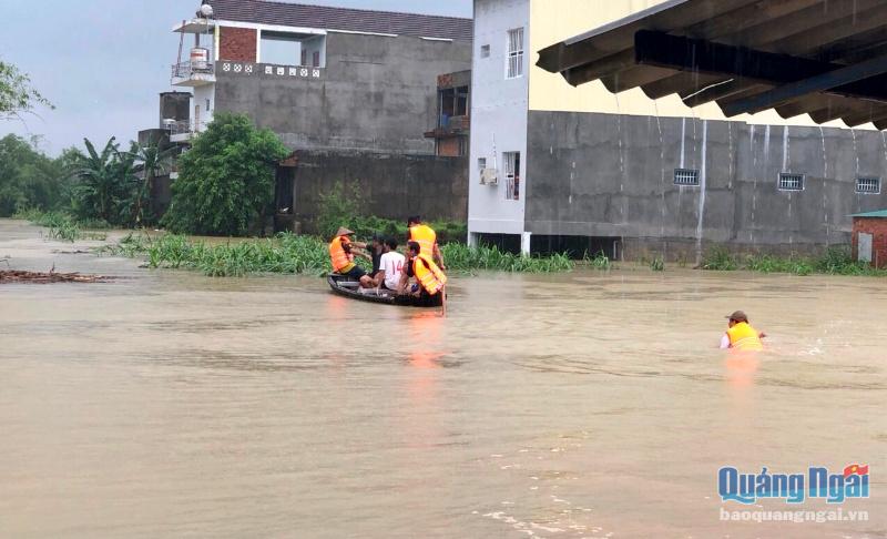 Lực lượng cứu hộ tìm kiếm nạn nhân mất tích trên sông Phước Giang, thôn An Hòa, xã Hành Dũng