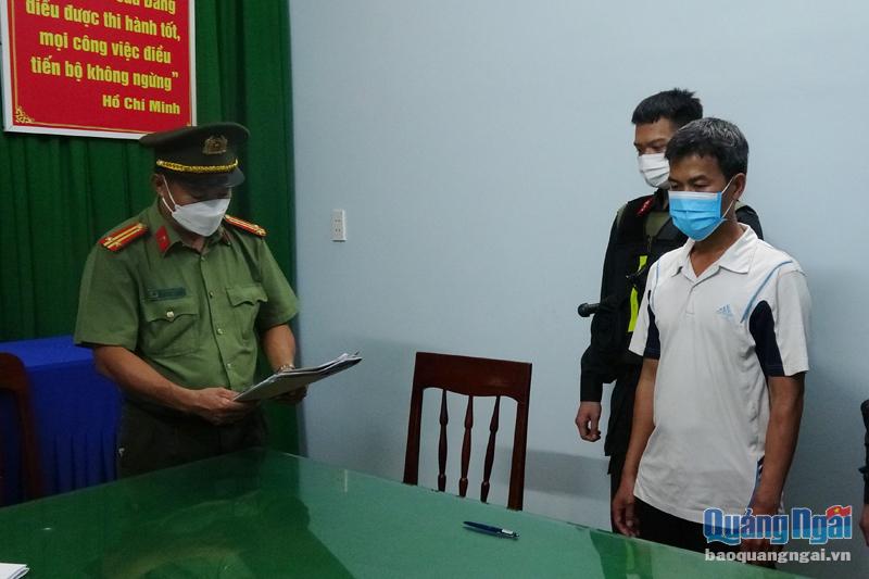 Lực lượng Công an đọc quyết định khởi tố bị can, lệnh tạm giam đối tượng Lê Văn Quân.