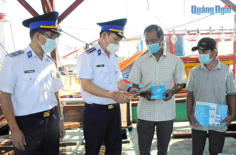 Vùng Cảnh sát biển 2 phát tài liệu tuyên truyền Luật Cảnh sát biển Việt Nam cho ngư dân.