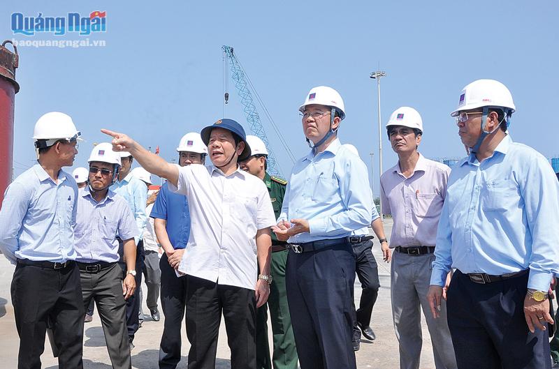 Chủ tịch UBND tỉnh Đặng Văn Minh kiểm tra hạ tầng cảng biển Dung Quất. (Ảnh chụp trước ngày 26/6/2021) 