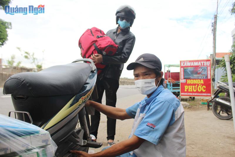 Dù ngày hay đêm, anh Huỳnh Văn Phước vẫn luôn nhiệt tình sửa xe cho người lao động từ các tỉnh, thành phố phía nam trở về quê.