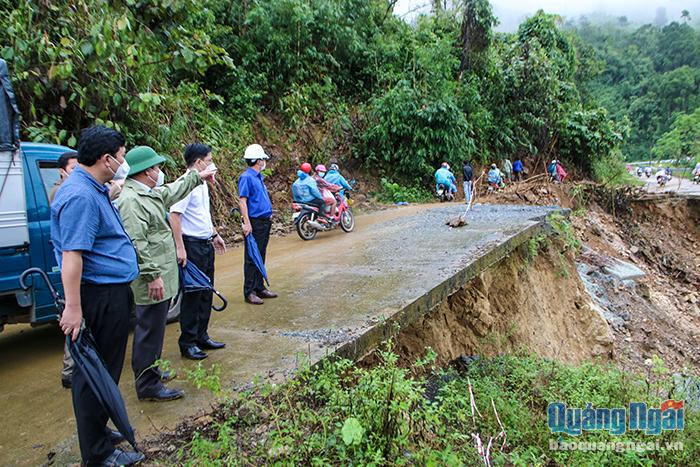 Phó Chủ tịch UBND tỉnh Trần Hoàng Tuấn kiểm tra tình hình sạt lở tại Trà Bồng