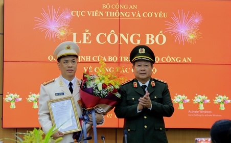 Thiếu tướng Phạm Đăng Khoa trao quyết định và chúc mừng Đại tá Hồ Anh Quý.