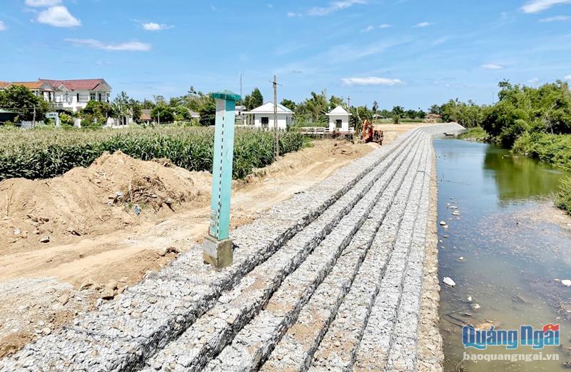 Kè sông Trà Câu (TX.Đức Phổ) xây dựng từ nguồn vốn ODA chống sạt lở bờ sông, bảo vệ đất sản xuất, nhà cửa của người dân trong vùng dự án. 