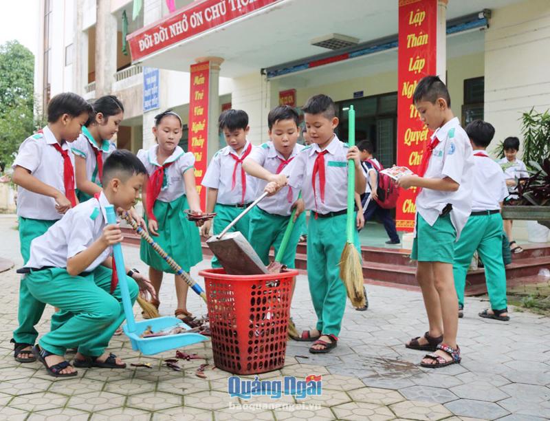 Học sinh Trường Tiểu học Lê Hồng Phong (TP.Quảng Ngãi) tham gia vệ sinh trường học.  (Ảnh chụp trước 26/6/2021 )                Ảnh: PV