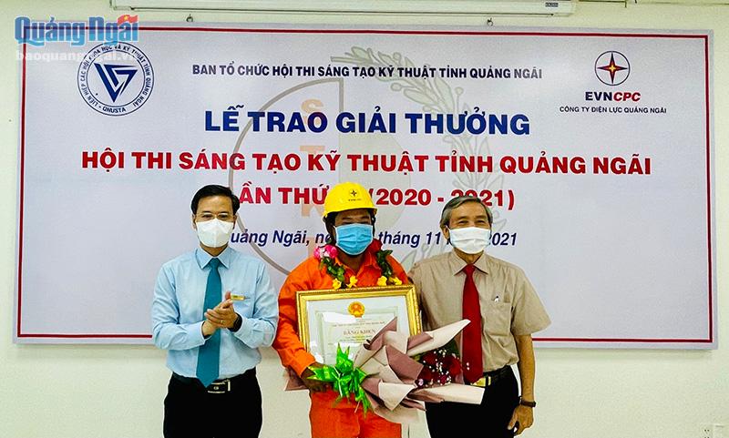 Chủ tịch Liên hiệp các Hội KHKT tỉnh Lê Quang Thích trao giải Nhì cho Trần Quang Thăng (Điện lực Trà Bồng)