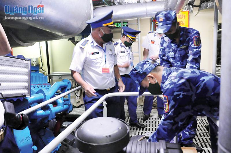 Cán bộ, chiến sĩ tàu CSB 4033 kiểm tra máy tàu để tham gia hội thi. 