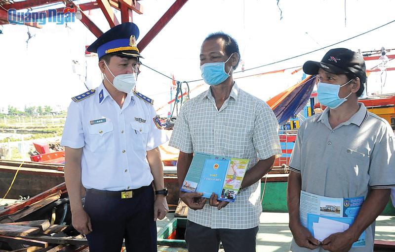 Ngư dân Quảng Ngãi được tặng tài liệu tuyên truyền về Luật Cảnh sát biển Việt Nam. 