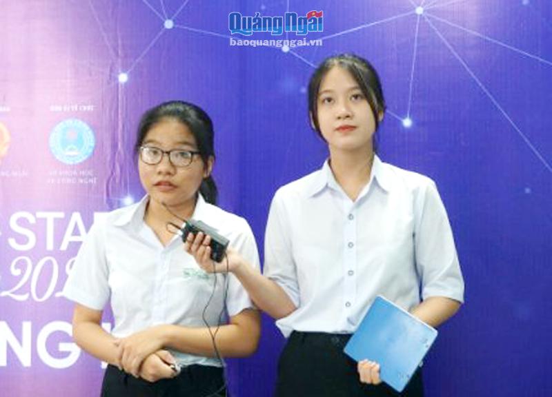 Em Hồ Thị Hồng Nhân và Đinh Quý Phương Đông thuyết trình ý tưởng tại vòng chung kết Cuộc thi.