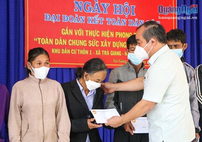 Trao quà hỗ trợ các hộ gia đình có hoàn cảnh khó khăn tại xã Trà Giang (Trà Bồng)