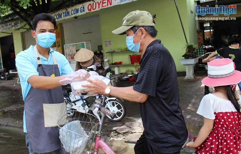 Anh Nguyễn Văn Huy cùng với những người bạn tổ chức nấu cơm trưa hỗ trợ cho người nghèo.