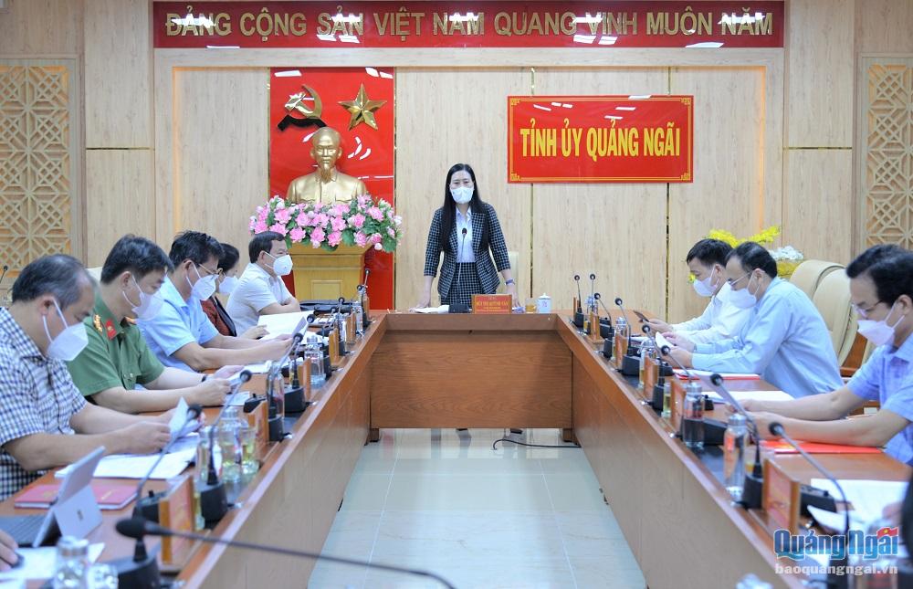 Bí thư Tỉnh ủy, Trưởng ban Chỉ đạo Phòng, chống dịch bệnh Covid-19 tỉnh Bùi Thị Quỳnh Vân phát biểu chỉ đạo tại cuộc họp