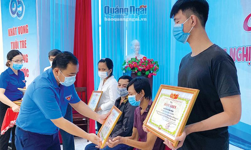 Phó Bí thư Tỉnh đoàn, Chủ tịch Hội LHTN Việt Nam tỉnh Lê văn Vin tặng Bằng khen của Tỉnh đoàn cho thanh niên khuyết tật tiêu biểu. 