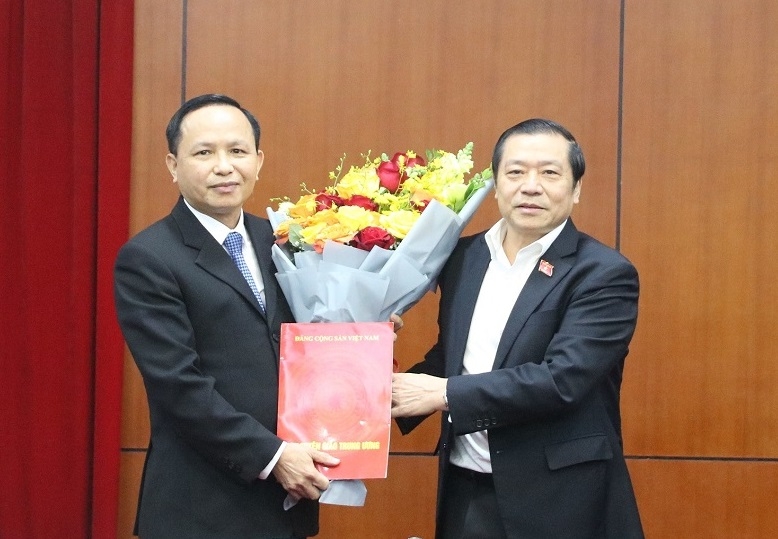 Đồng chí Lại Xuân Môn trao quyết định và chúc mừng đồng chí Phạm Ngọc Phương.