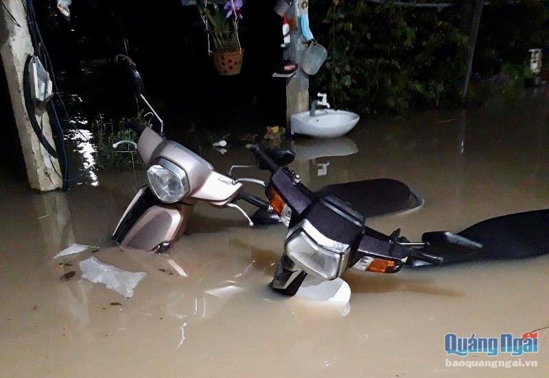 Nước sông Trà Câu lên nhanh khiến nhiều vật dụng trong nhà người dân bị nước nhấn chìm
